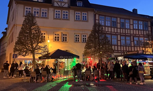 Bild: Fr&ouml;hliche Party gestern Abend im und vor dem B7 am Kornmarkt