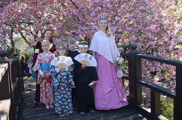 Bild: Abschied und Neubeginn - (Mitte li.) Lina aus der Sonnenhofschule ist neue Sakura und Darius (Mitte re.) von der Hufelandschule neuer Samurai