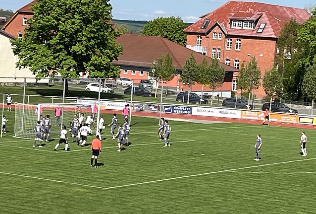 Bild: Gewusel vor dem Tor: munteres Spiel hatte viele Strafraumszenen