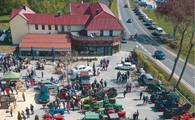 Bild: Traktorenaufmarsch vorm Harth-Haus