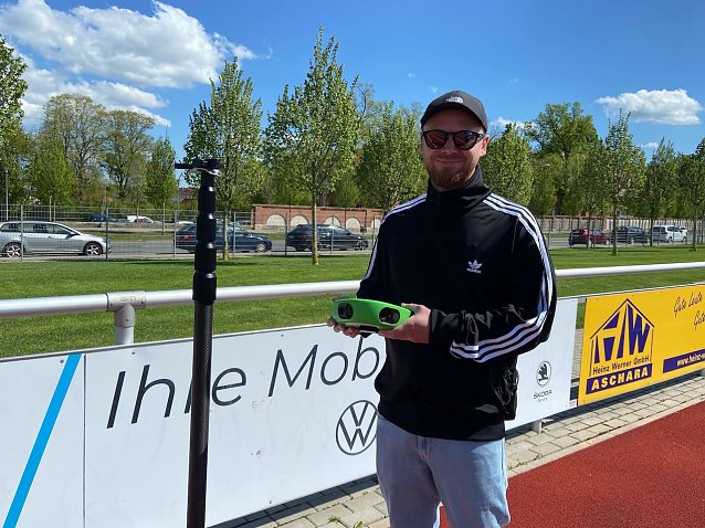 Bild: Tobias Blumschein mit der neuen Kamera im Stadion der Freundschaft 