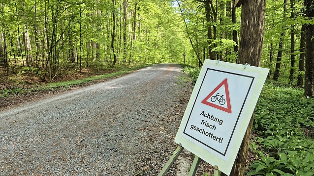 Bild: Schilder "Achtung frisch geschottert!" wurden an den entsprechenden Abschnitten der Radwege aufgestellt