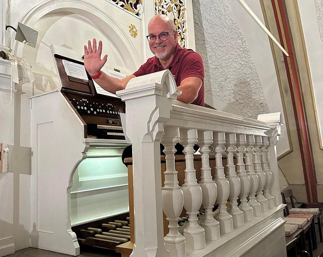 Bild: Christian Kropp an seiner Orgel in M&uuml;hlhausen