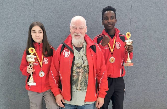 Bild: Arnesa Zenelaj und Samuel Ediga mit ihren Pokalen