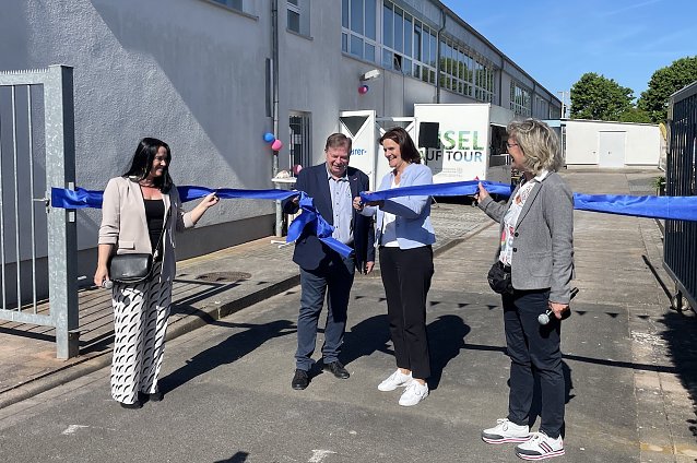 Bild: Feierliche Er&ouml;ffnung  des Handwerkeraktionstages. Foto v.li.n.re. Julia Riese, Andreas B&auml;rwolff, Landr&auml;tin Antje Hochwind-Schneider, Nicolle Linke