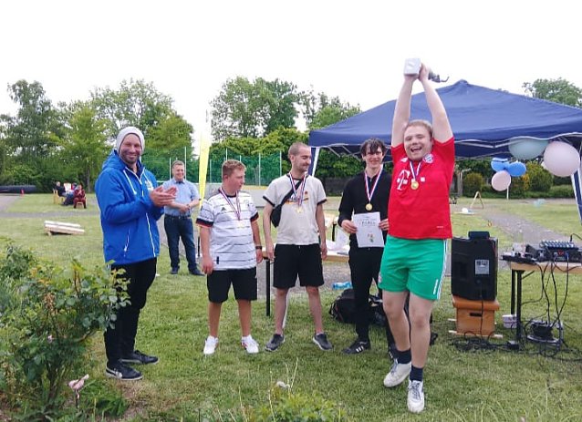 Bild: Markus Fromm (links/KSB) &uuml;berreicht Medaillen und den Siegerpokal beim Sportfest der Diako in Bad Langensalza 