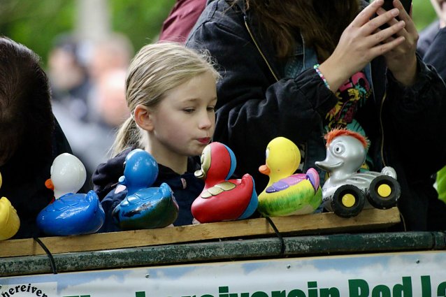 Bild: Entenrennen 2025 in Bad Langensalza mit dem Blick auf die Enten des vergangenen Jahres