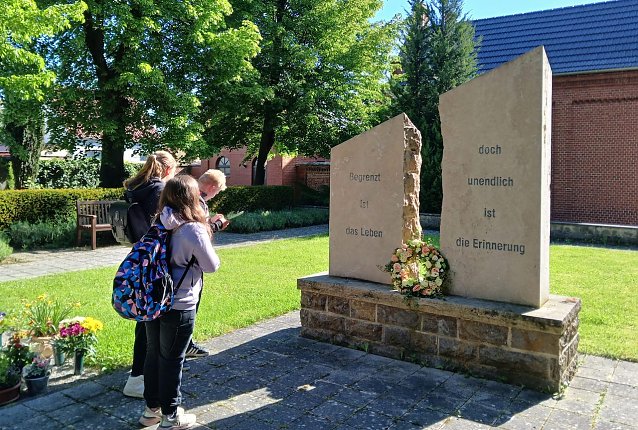 Bild: Grundschulkinder besuchen den Friedhof 