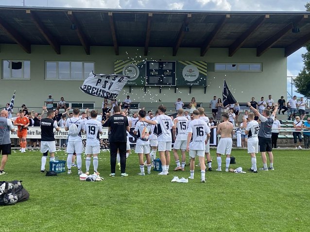 Bild: Der FSV Preu&szlig;en feiert den Klassenerhalt in der Th&uuml;ringenliga