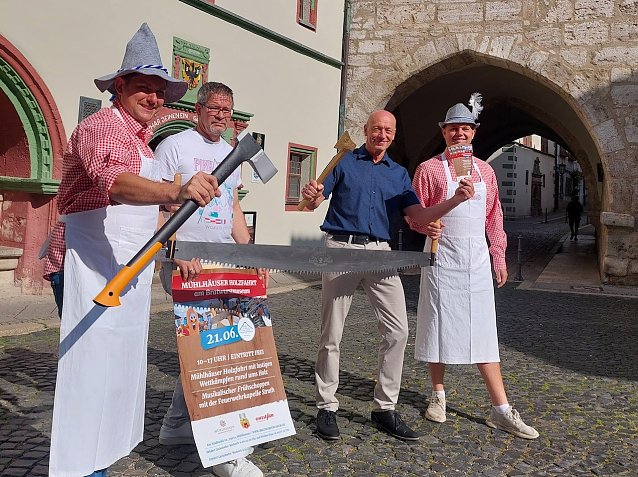 Bild: Kay Wipprecht und Philipp Keith vom Bratwurstmuseum sowie Jens Machowski und Markus Edom Heller vom Kultur-Referat der Stadt M&uuml;hlhausen bereiten die wichtigsten Utensilien f&uuml;r die Holzfahrt vor.