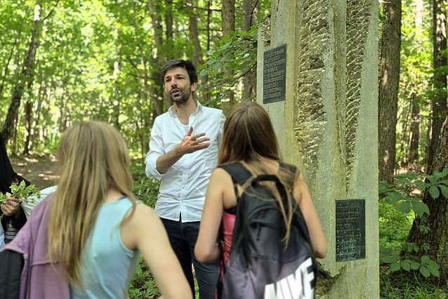 Bild: Referent Christoph Mauny von der Mal-und Zeichenschule Weimar beim Besuch des ehemaligen Konzentrationslager-Au&szlig;enlagers Martha II in M&uuml;hlhausen mit der Klasse 6a der Thomas-M&uuml;ntzer-Schule