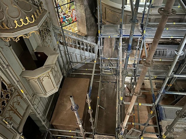 Bild: Blick in die einger&uuml;stete Kirche in Gro&szlig;engottern