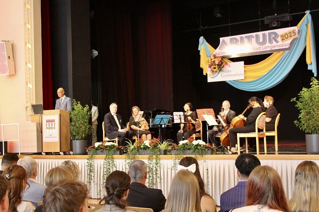 Bild: Oberstudiendirektor und Schulleiter des Salza Gymnasiums, Ahmed Eltahir, begr&uuml;&szlig;t die G&auml;ste, Abiturientinnen und Abiturienten im KKZ Bad Langensalza