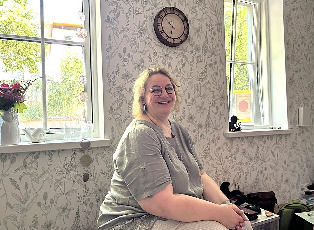 Bild: Susann Kaminski in ihrem hellen und freundlichen Empfangsraum