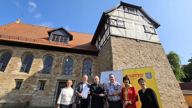Bild: Jana Gr&uuml;ling (Baureferentin Kirchenkreis M&uuml;hlhausen), Superintendent Christian Beuchel, Lars Ludwig (Deutsche Stiftung Denkmalschutz), Peter John (Vorsitzender des Gemeindekirchenrates), Corinna Heller (Th&uuml;ringer Staatslotterie) und Susanne Kreil-Kremberg (Planungsb&uuml;ro artifex) - bei der &Uuml;bergabe der Bronzetafel an der Kirche St. Marien in Horns&ouml;mmern.