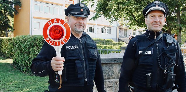Bild: Achtung, Schulanfang: zum Start ins neue Schuljahr zeigt die Polizei vor den Schulen wieder verst&auml;rkt Pr&auml;senz, in Nordhausen startete man heute an der K&auml;the-Kollwitz Schule
