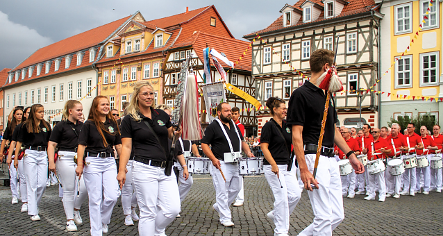 Bild: Musikalische Fahnenweihe zur gro&szlig;en Kirmes