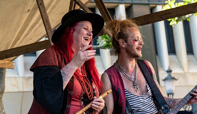 Bild: Das Duo ConFilius wartet auf erwartungsfrohe und staunende Festbesucher