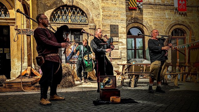Bild: Elstertanz spielt bei einem fr&uuml;heren Mittelalterfest am Rathaus direkt vor dem freundlichen Henker auf