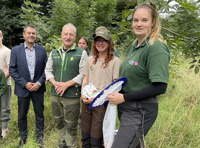 Bild: Praktikantin Leonie Ziegenhals (r.) und Praktikant Alexander Logies (2.v.r.) trafen sich zu  einem Kennenlernen mit dem Commerzbank-Abteilungsdirektor Stefan Koch (l.) und Nationalpark-Leiter R&uuml;diger Biehl direkt an ihrem Einsatzort: dem Nationalpark Hainich. 
