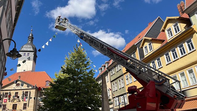 Bild: Seit heute wird die Innenstadt in einen mittelalterlichen Marktflecken verwandelt und bunt geschm&uuml;ckt 