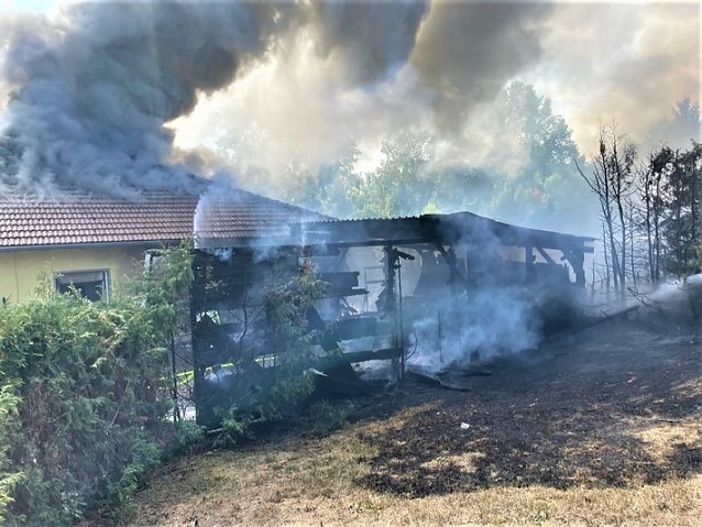 Bild: Carportbrand griff auf Wohngeb&auml;ude &uuml;ber