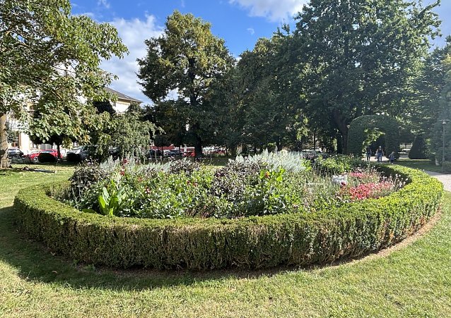 Bild: Noch erfreut der Kurpark die Besucher mit einem Blumenmeer. Im Dezember kommen dann die Eissportfreunde im Schl&ouml;sschenpark auf ihre Kosten