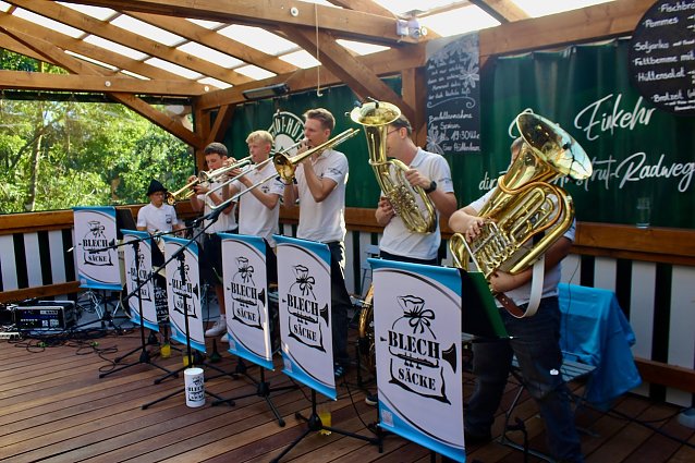 Bild: Die Blech S&auml;cke sorgten in der Unstrut-H&uuml;tte f&uuml;r Oktoberfest-Stimmung