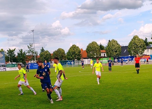 Bild: Der FSV Preu&szlig;en (in gelb) konnte in Arnstadt trotz guter Chancen kein Tor erzielen 