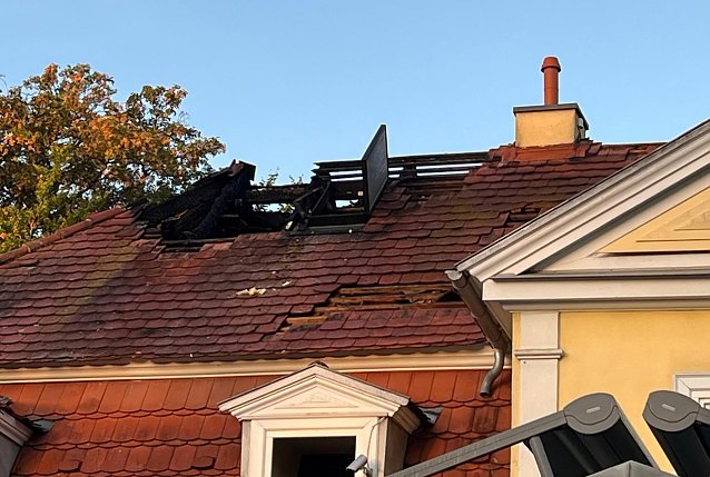 Bild: Gr&ouml;&szlig;ere Sch&auml;den am Dachgest&uuml;hl blieben nach dem Brand zur&uuml;ck