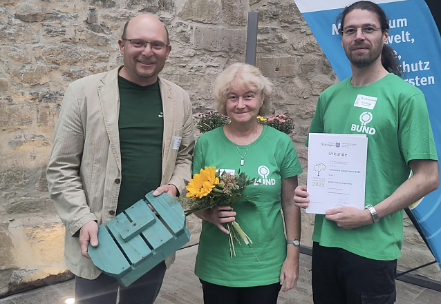 Bild: Dr. Gunther Wurschi, Evelyne H&ouml;hn und Dr. Lars Ludwig vom BUND-Ortsverband Bad Langensalza nehmen in Erfurt den Th&uuml;ringer Umweltpreis f&uuml;r den zweiten Platz entgegen.