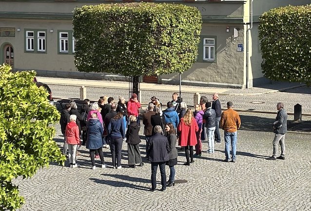Bild: Teilnehmer der Transferveranstaltung in Bad Langensalza bei der Stadtf&uuml;hrung auf dem T&ouml;pfermarkt