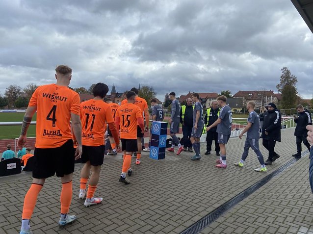 Bild: Einmarsch ins Stadion der Freundschaft: Preu&szlig;en siegt verdient mit 3:1 gegen Wismut Gera