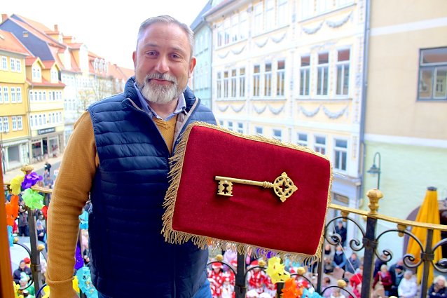 Bild: B&uuml;rgermeister Matthias Reinz gab den Rathausschl&uuml;ssel an die Kinder ab