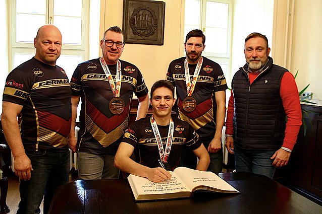 Bild: Tom Ochmann, Kristian B&ouml;ttger, Weltmeister Neo Legde, Nico Leifeld und B&uuml;rgermeister Matthias Reinz heute Vormittag beim Eintrag ins Goldenen Buch der Stadt