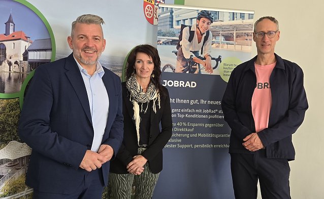 Bild:  v.l: Landrat Thomas Ahke, Theresa Breitbarth (Fachdienstleiterin Personal im Landratsamt) und Johannes Ommeln (Area Sales Manager der JobRad GmbH) 