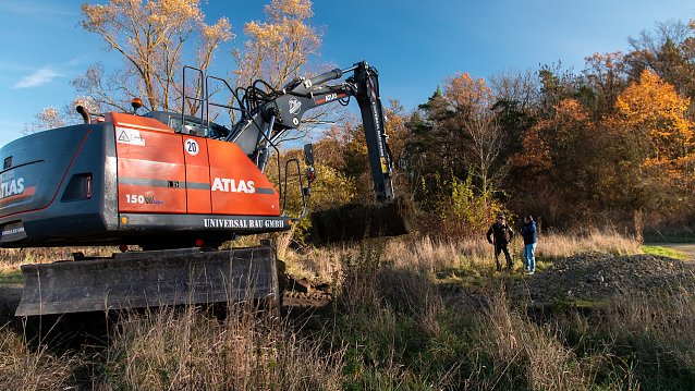 Bild: Unter Einsatz von Baggern, LKW, R&uuml;ttelplatten und dem firmeneigenen Know-how konnte von der Universal Bau GmbH eine stark beanspruchte Stelle des Weges wieder in einen naturschutzfachlich und funktional optimalen Zustand versetzt werden.