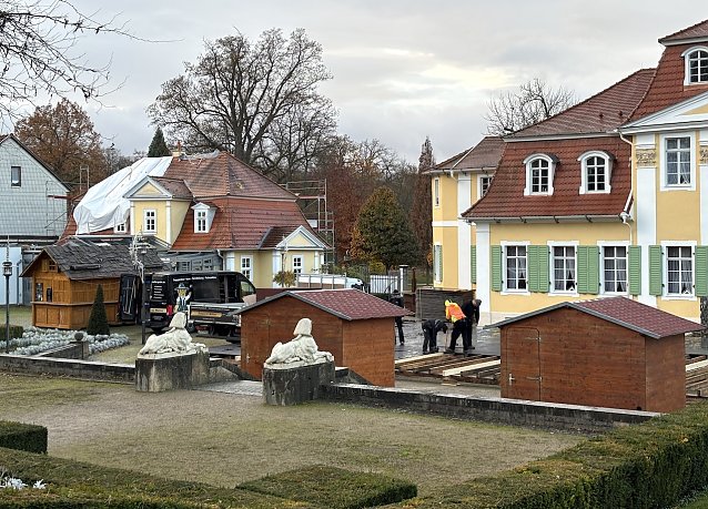 Bild: Noch wird im Kurpark flei&szlig;ig gewerkelt: Am 28. November wird die Eisbahn er&ouml;ffnet 