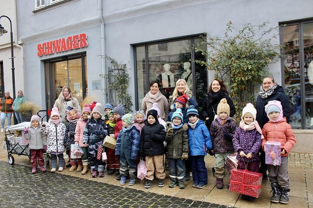 Bild: Kinder der Kita St. Martin bei der Weihnachtsbaumschm&uuml;ck-Aktion auf dem Marktplatz in Bad Langensalza