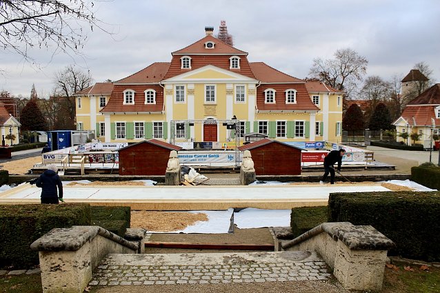 Bild: Die Vorbereitungen f&uuml;r das gro&szlig;e Eisbahnspektakel im Schl&ouml;sschenpark laufen auf Hochtouren