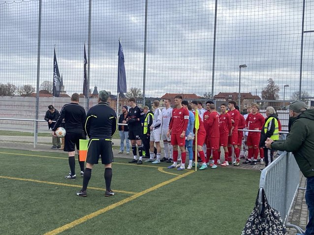 Bild: Aufstellung vor dem Spiel: Der FSV Preu&szlig;en unterliegt knapp dem Tabellenf&uuml;hrer