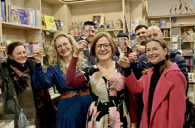 Bild: Das Buchl&auml;dchen "Buchgeschwister" feierte sein einj&auml;hriges Bestehen mit seinen Kunden und Freunden 