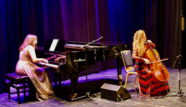 Bild: v.li.Rosalina Genchev am Piano und Melissa Hart am Cello verzauberten das Publikum mit ihrer hochprofessionellen Darbietung