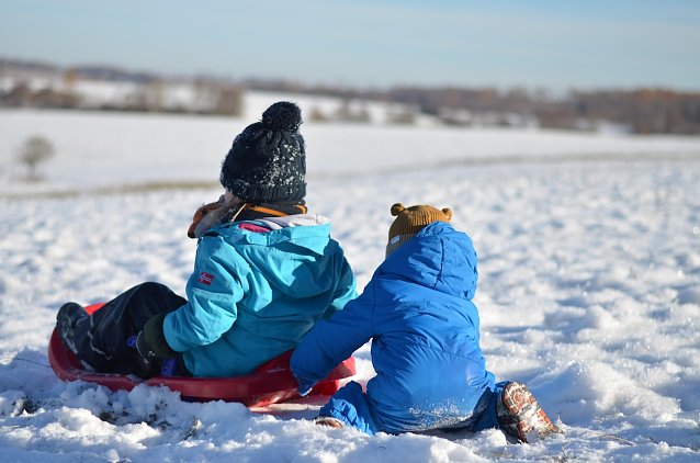 Bild: Br&uuml;der Timon und Tristan im Schnee in Breitenstein 