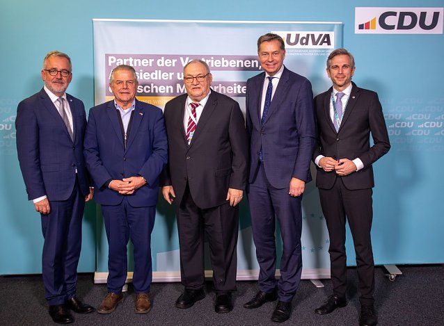 Bild: v.l.: Dr. Bernd Fabritius, Beauftragter der Bundesregierung f&uuml;r Aussiedlerfragen und nationale Minderheiten          Klaus-Peter Willsch MdB, Vorsitzender der Gruppe der Vertriebenen, Aussiedler und deutschen Minderheiten der CDU/CSU-Bundestagsfraktion          Egon Primas MdL a.D., Bundesvositzender der Union der Vertriebenen, Aussiedler und deutschen Minderheiten der CDU und CSU (UdVA)          Stephan Mayer MdB, Pr&auml;sident des Bundes der Vertriebenen (BdV)          Sascha van Beek MdB, stellv. Vorsitzender der Gruppe der Vertriebenen, Aussiedler und deutschen Minderheiten der CDU/CSU-Bundestagsfraktion