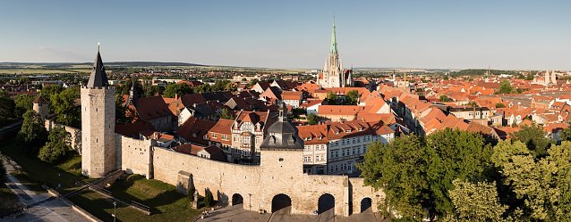 Bild: Blick auf die Stadt M&uuml;hlhausen mit Stadtmauer