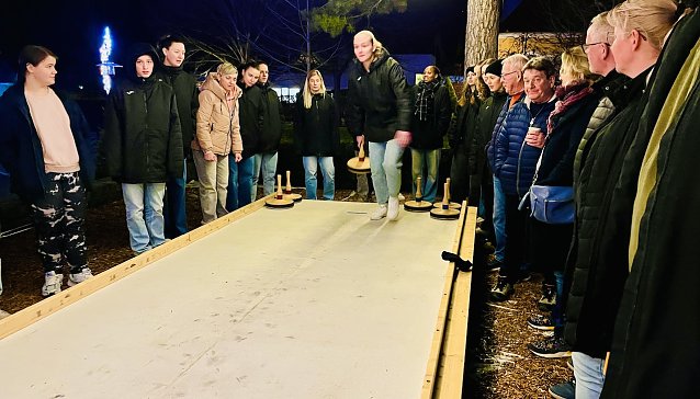Bild: Handballerin Johanna Reichert &uuml;bt sich im Eisstockschie&szlig;en auf der Bahn im Schl&ouml;sschenpark in Bad Langensalza