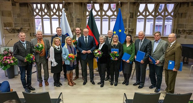 Bild: v.re.n.li Roland Herz,  Eberhard Neuse, (Susanne Chmell, TVO), Thomas Krau&szlig;e, Christiane Weber, Ronny St&auml;rker, (MP), Dr. Erika Berger, Manfred Weidauer, Janina Geiler, Jana Fliedner,  Burkhard Schlott,  Thomas Schenke, Klaus Enkelmann. Mitte Ministerpr&auml;sident Mario Voigt