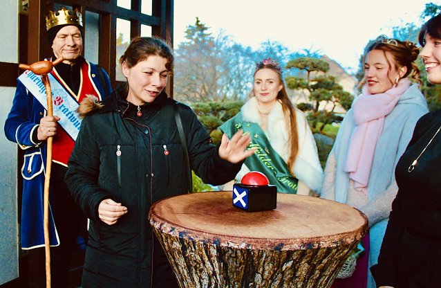 Bild: Die Gesch&auml;ftsf&uuml;hrerin der KTL Kur- und Tourismus Annett Standhardt hatte die sch&ouml;ne Aufgabe, den Buzzer f&uuml;r den Start der Lichterpoesie zu dr&uuml;cken.