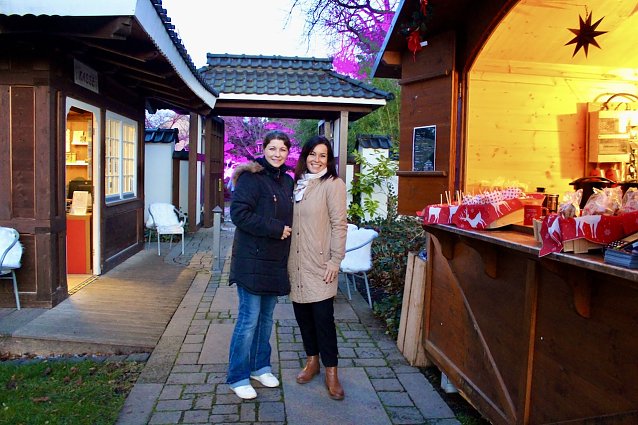 Bild: Die Lichterpoesie in Bad Langensalza ist er&ouml;ffnet. v.li. Gesch&auml;ftsf&uuml;hrerin der KTL Kur- und Tourismus Annett Standhardt und Kurdirektorin Katja Rudolph